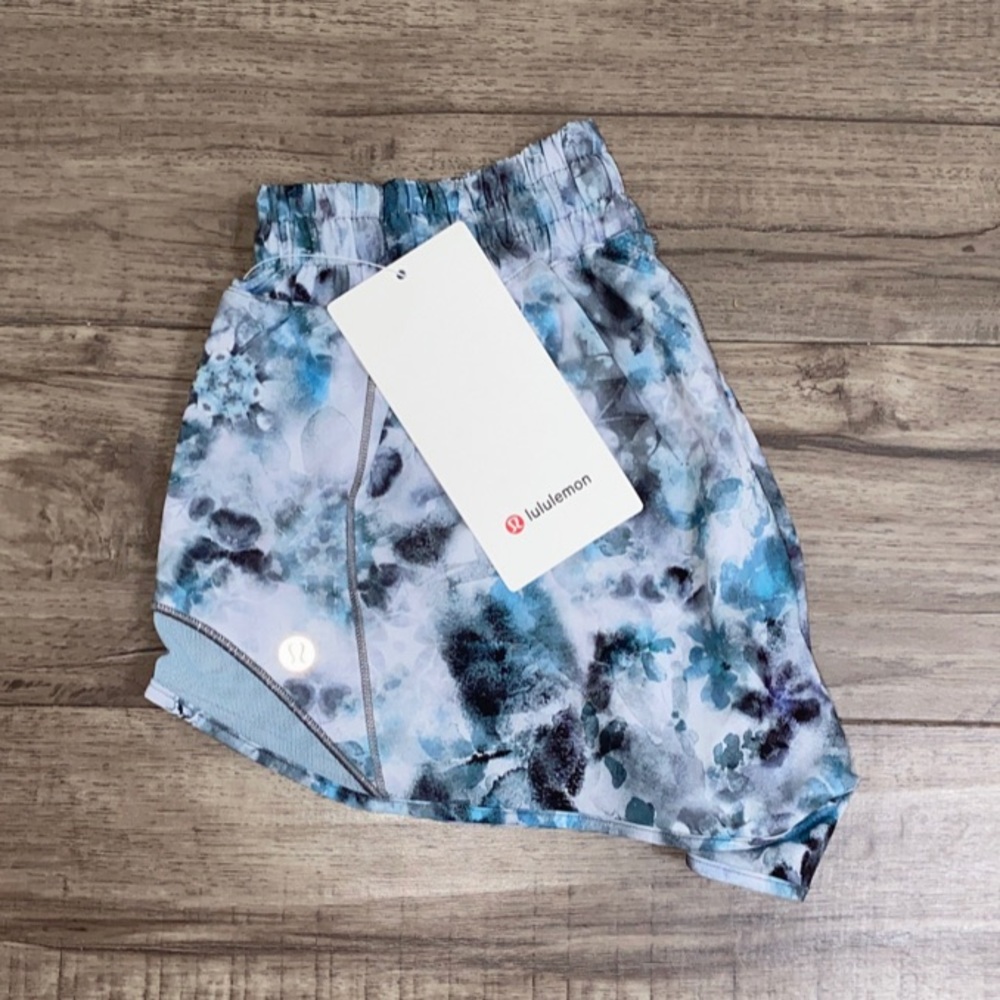 Lululemon Hotty Hot Shorts 2.5” Kaleidofloral - Picture 2 of 7